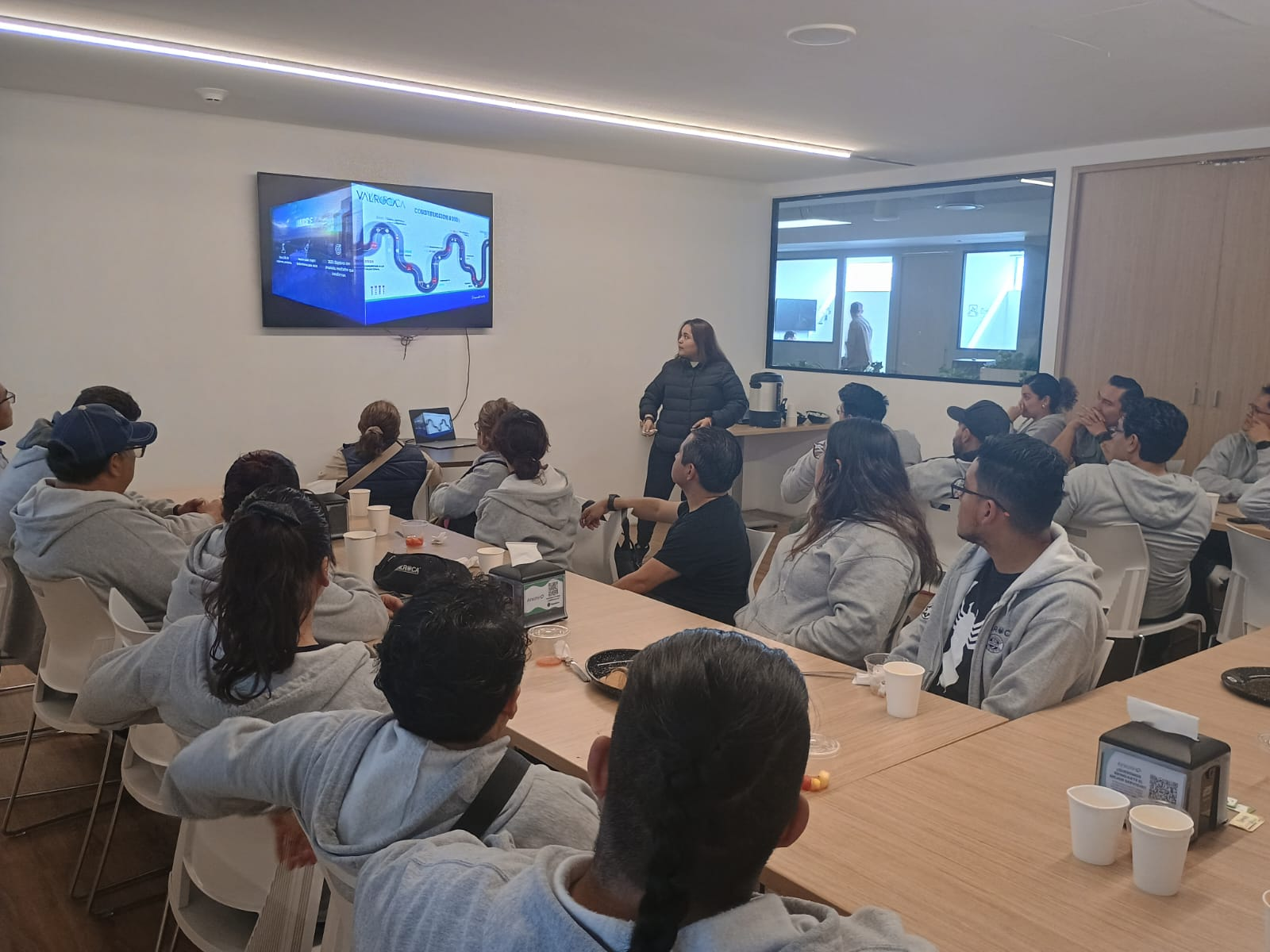 Colaboradores de Valroca participando en una sesión de capacitación